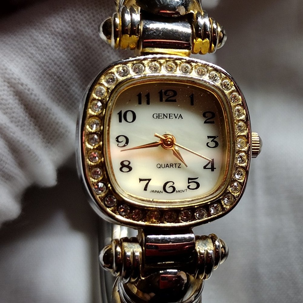 Vintage/Used Geneva women watch in working condition.
